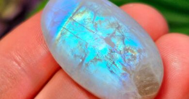 Moonstone gems